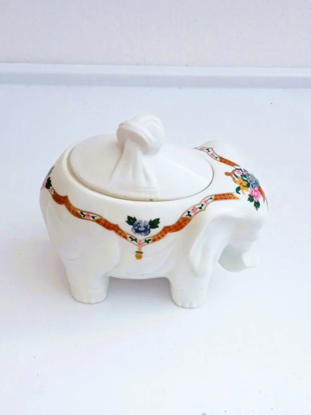 Elizabeth Arden Elephant Trinket Box Vtg White Porcelain Lidded Chinoiserie